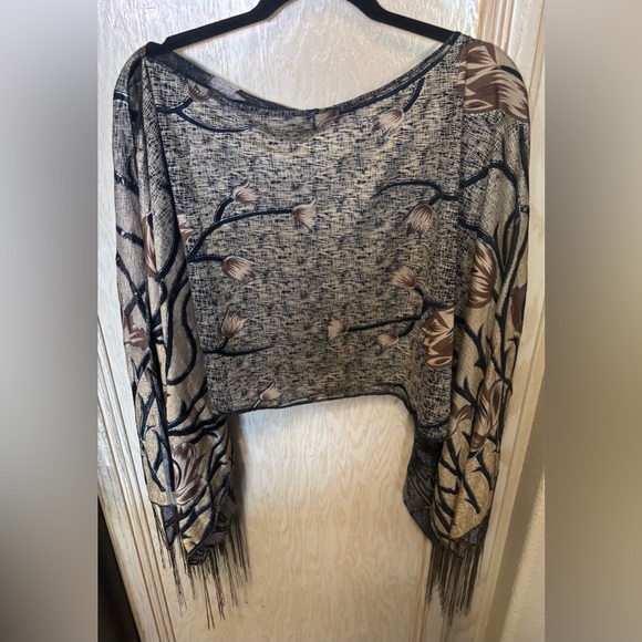 Woman’s Poncho Shawl Overlay Wrap Floral Roses Cutout Brown Tassels Open Arm - Picture 1 of 11